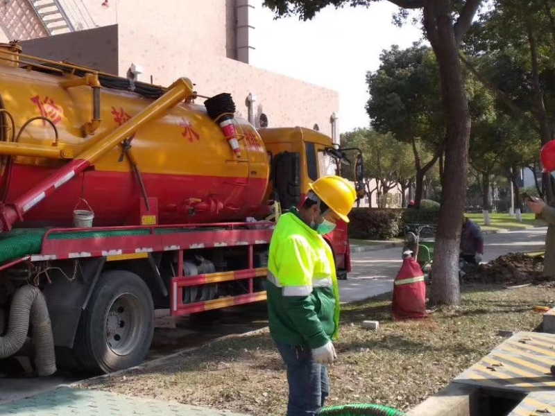 南岗区学府路通下水.清理污水井